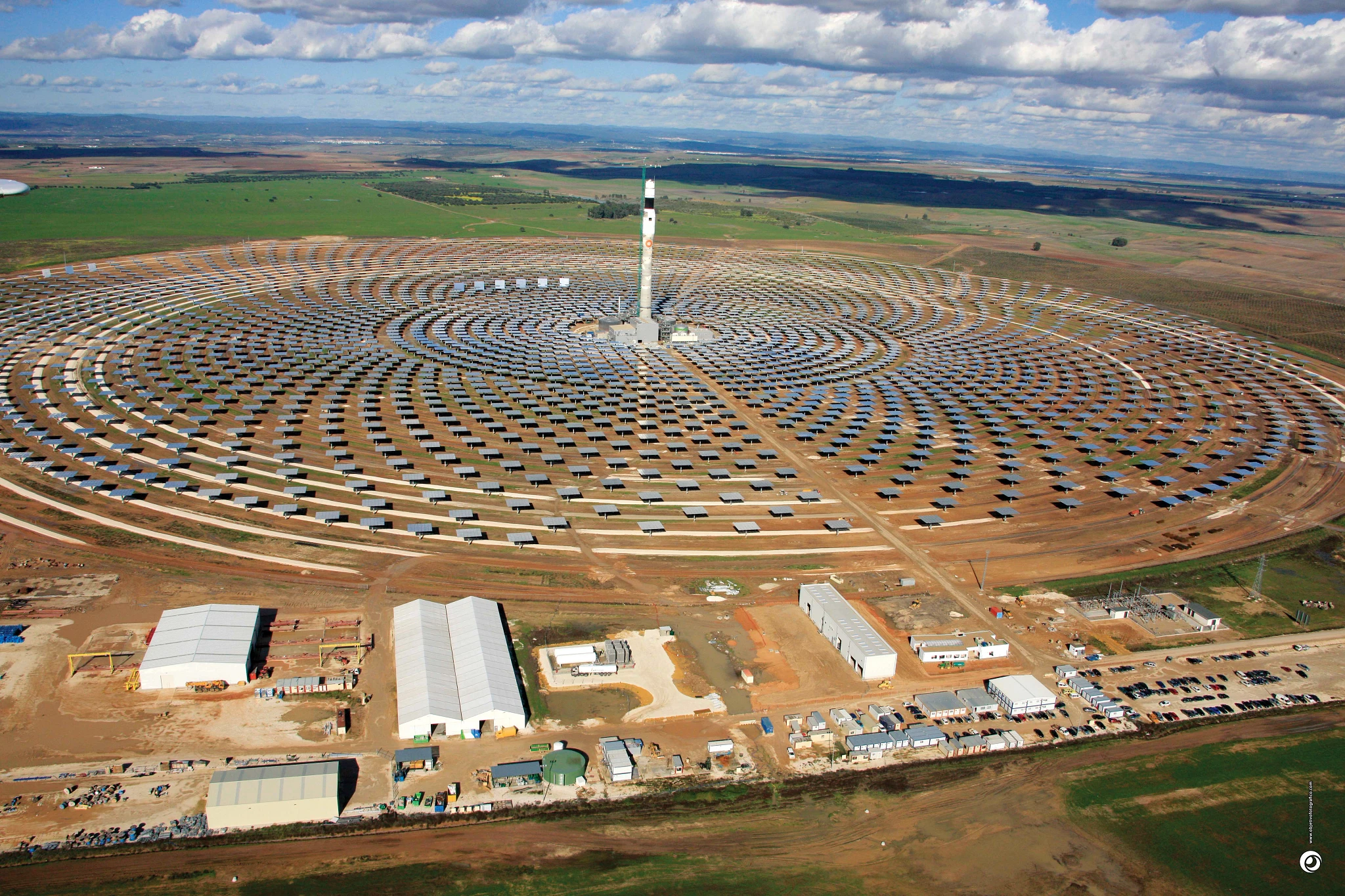 Gemasolar是一座带有熔盐储热系统的聚光太阳能发电站,位于西班牙塞维利亚省的Fuentes de Andalucía市范围内。
